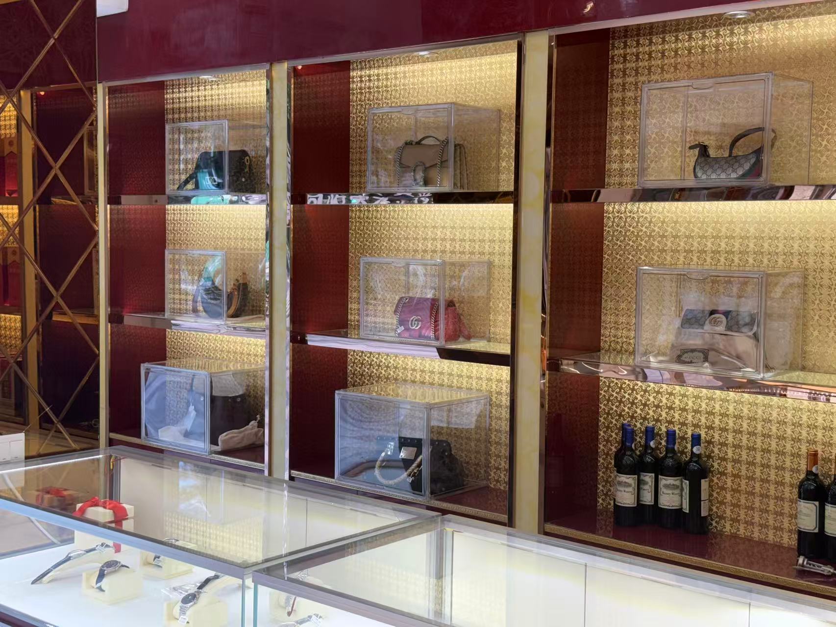梵华名品门店内的高端腕表与精品陈列柜