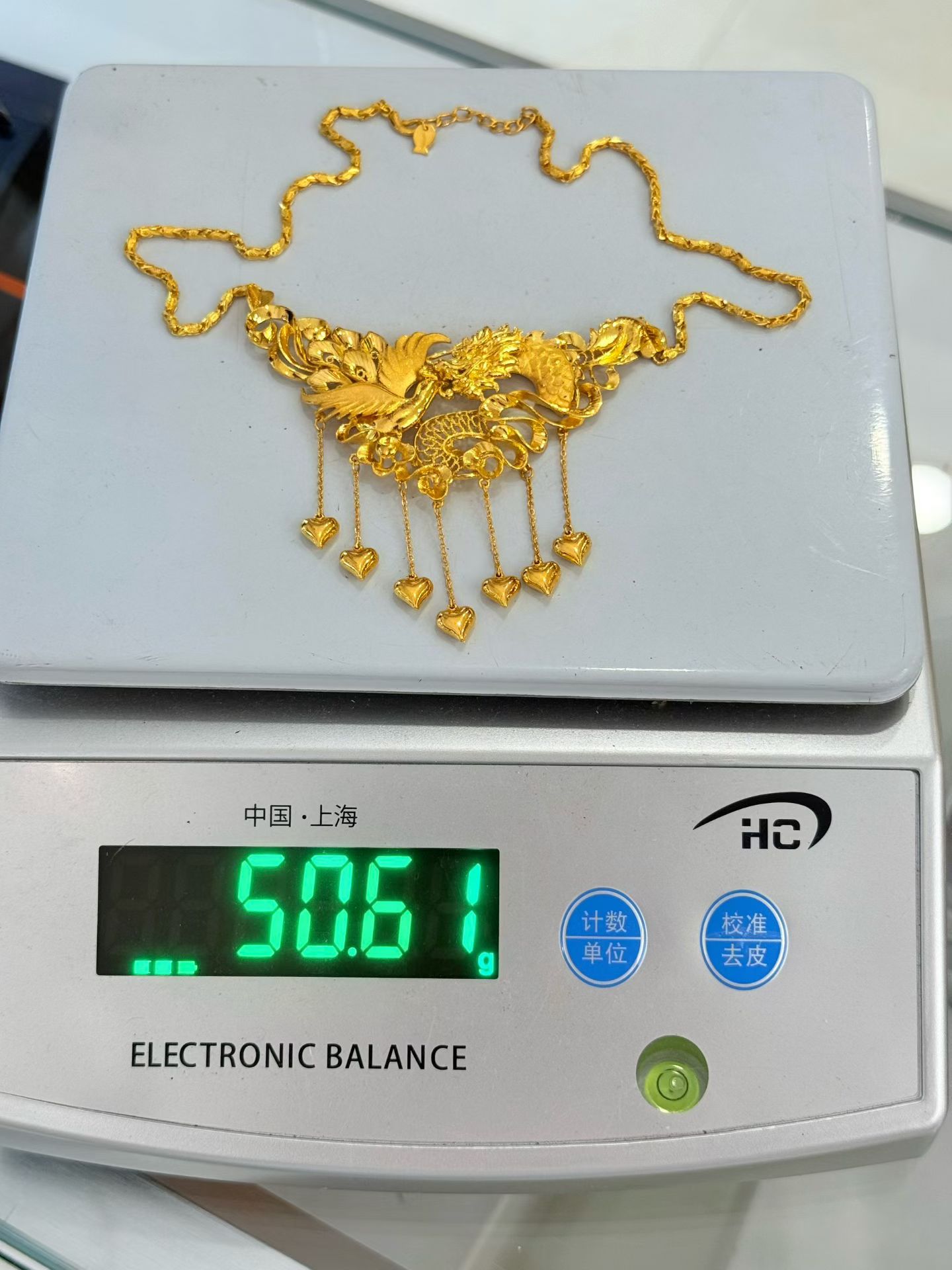 电子秤上展示的黄金首饰